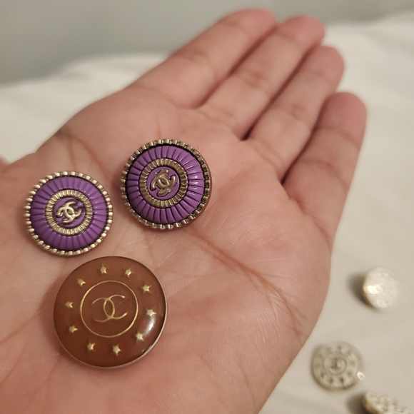 Chanel buttons - Picture 2 of 3